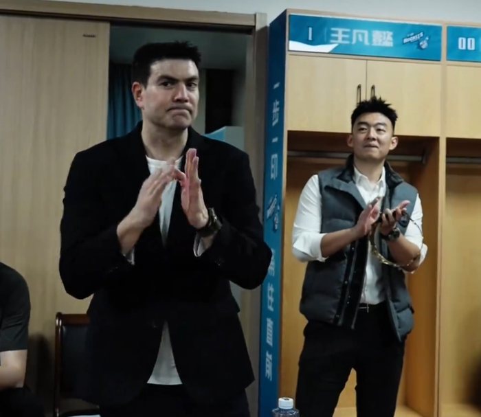 开云网页版-宁波收官战更衣室！主帅满意战绩，刘家成赞骨气，刘晓宇戴上皇冠|常规赛|北控|比赛|季后赛_新浪体育_新浪新闻